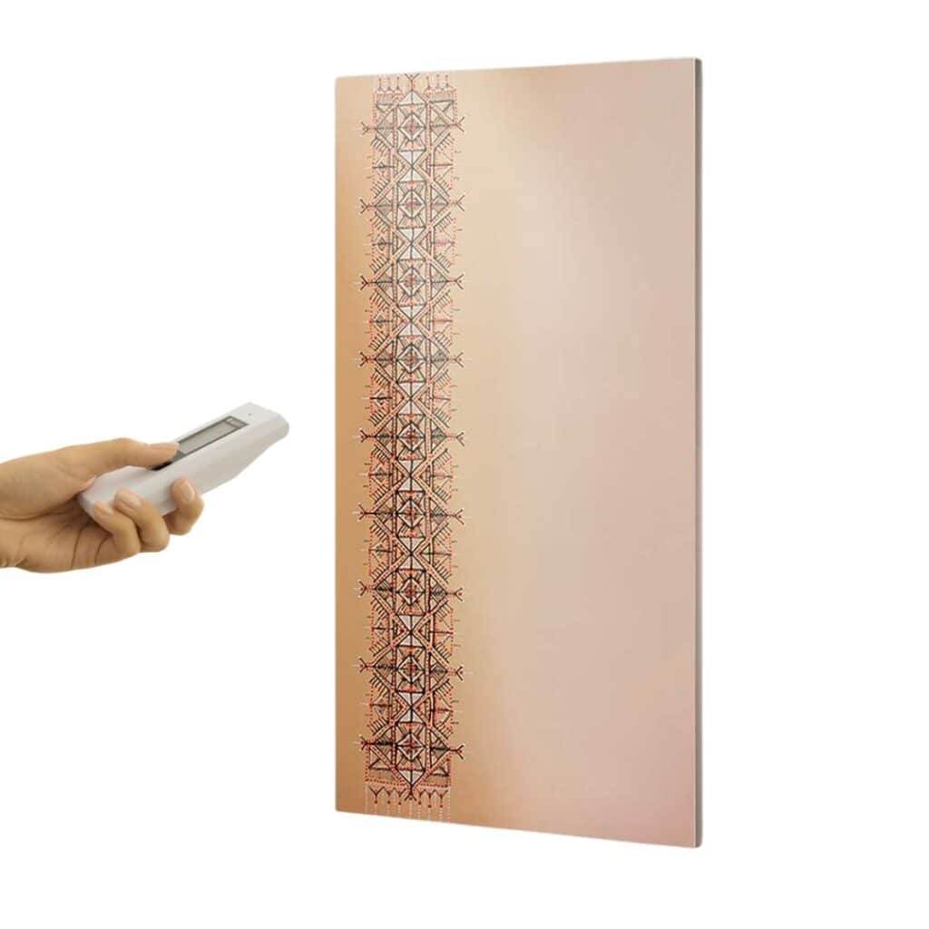 Cod RAM-11, dispozitiv de control al încălzirii și răcirii cu design modern, pentru confort termic optim în locuințe și birouri.