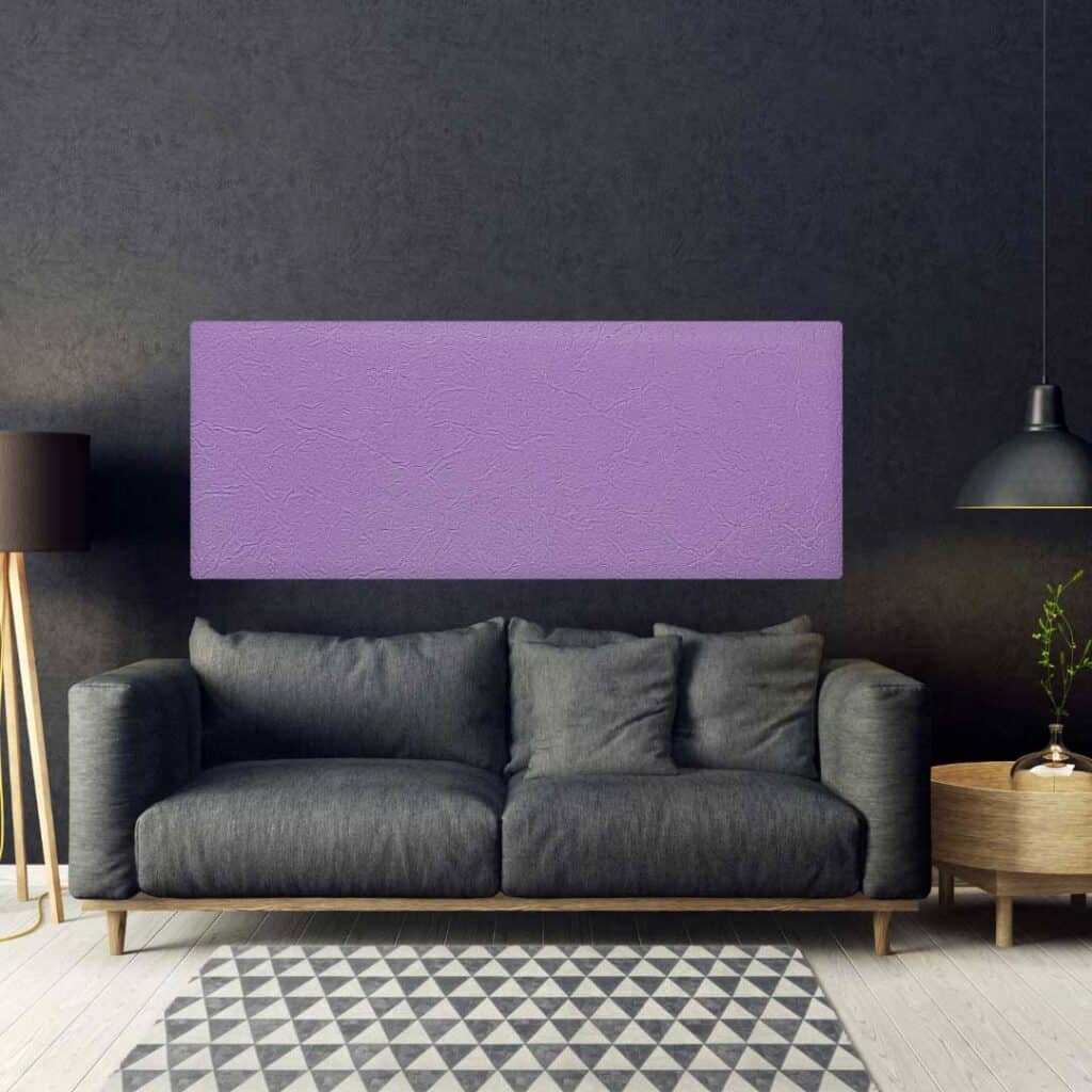 Perete de accent violet cu textură pentru decor modern în living.