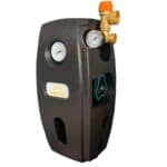 Rezervor de expansiune pentru sistem de încălzire și climatizare, cu manometre și conexiuni din alamă, pentru performanță optimă.